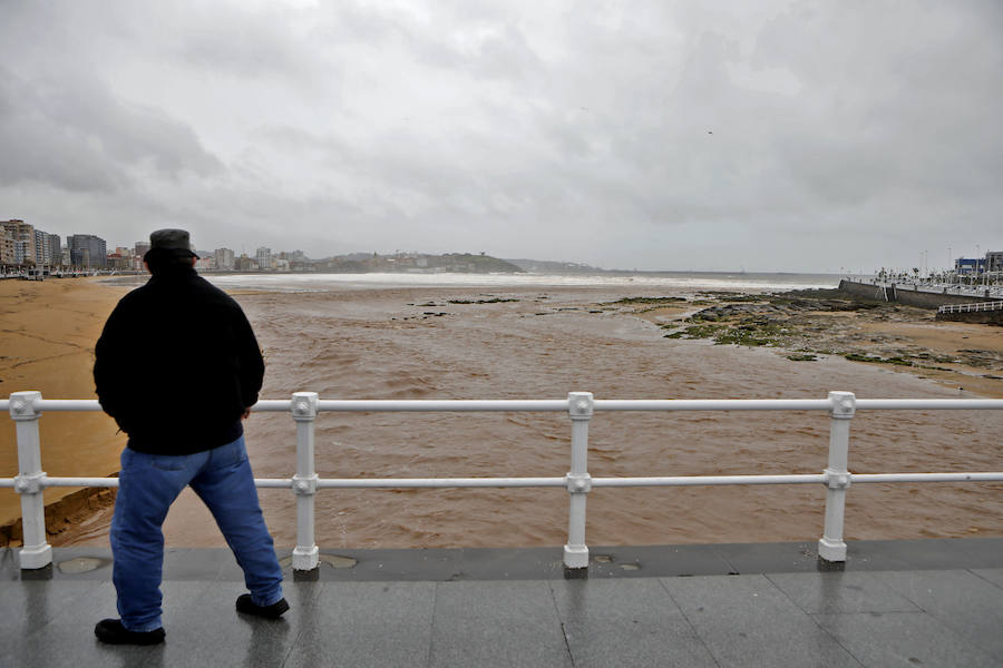 El Piles al límite de su capacidad baja con las aguas turbias y las consecuencias del temporal se dejan ver en distintos puntos de la ciudad