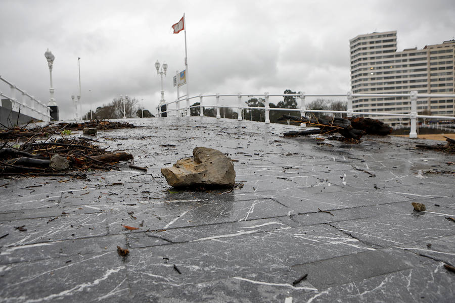 El Piles al límite de su capacidad baja con las aguas turbias y las consecuencias del temporal se dejan ver en distintos puntos de la ciudad