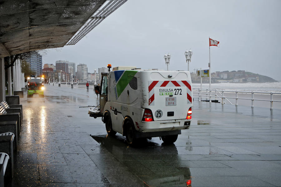 El Piles al límite de su capacidad baja con las aguas turbias y las consecuencias del temporal se dejan ver en distintos puntos de la ciudad