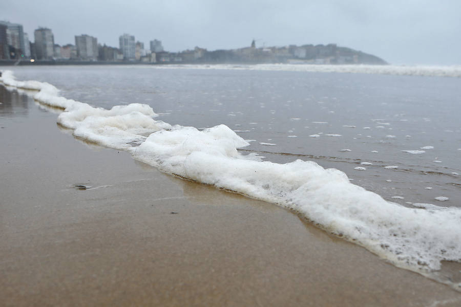 El Piles al límite de su capacidad baja con las aguas turbias y las consecuencias del temporal se dejan ver en distintos puntos de la ciudad