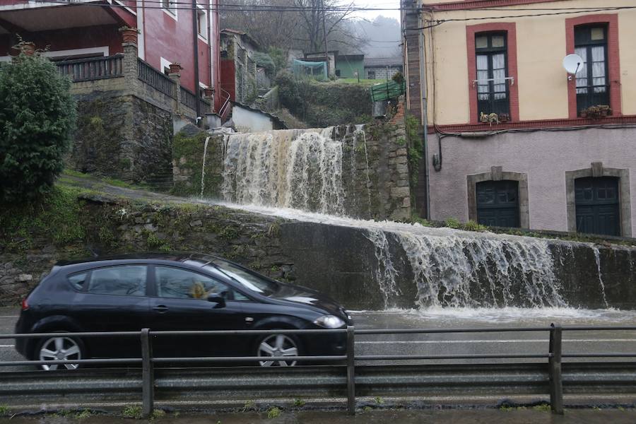 El río Trubia está desbordado en varios puntos, las alcantarillas anegadas y los portales de planta baja del grupo Coronel Baeza cubiertos de agua. Son algunas de las incidencias. 