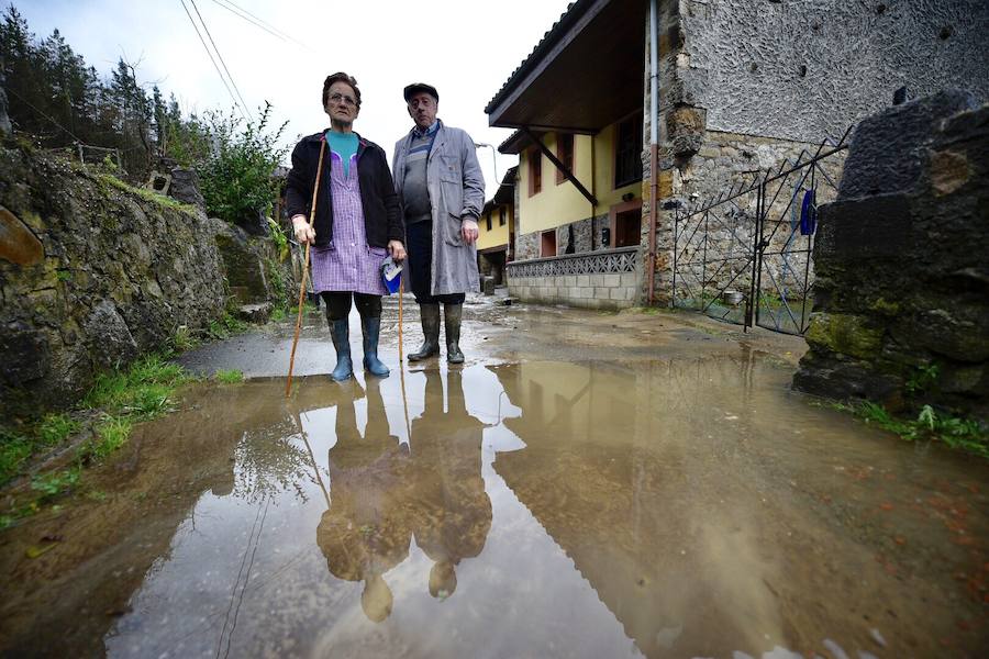 El río Trubia está desbordado en varios puntos, las alcantarillas anegadas y los portales de planta baja del grupo Coronel Baeza cubiertos de agua. Son algunas de las incidencias. 