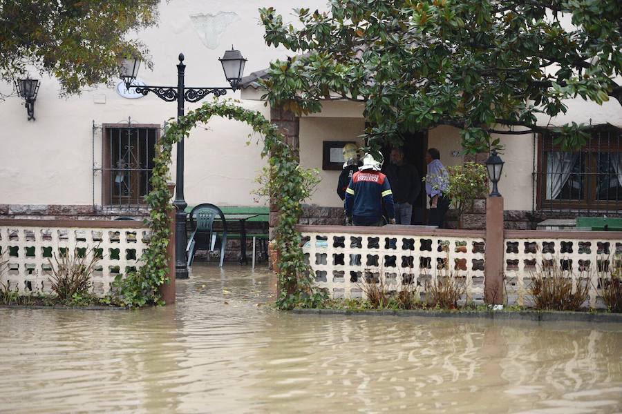 El río Trubia está desbordado en varios puntos, las alcantarillas anegadas y los portales de planta baja del grupo Coronel Baeza cubiertos de agua. Son algunas de las incidencias. 