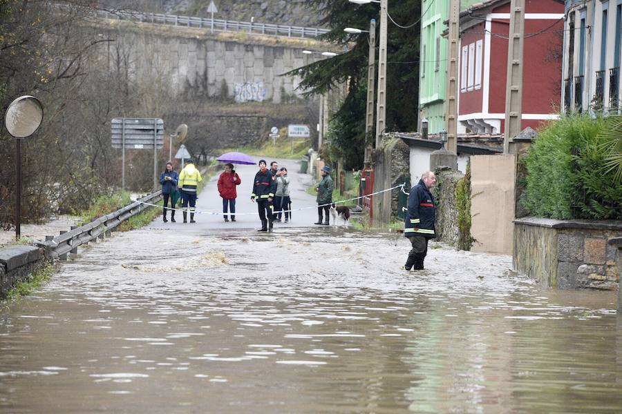 El río Trubia está desbordado en varios puntos, las alcantarillas anegadas y los portales de planta baja del grupo Coronel Baeza cubiertos de agua. Son algunas de las incidencias. 