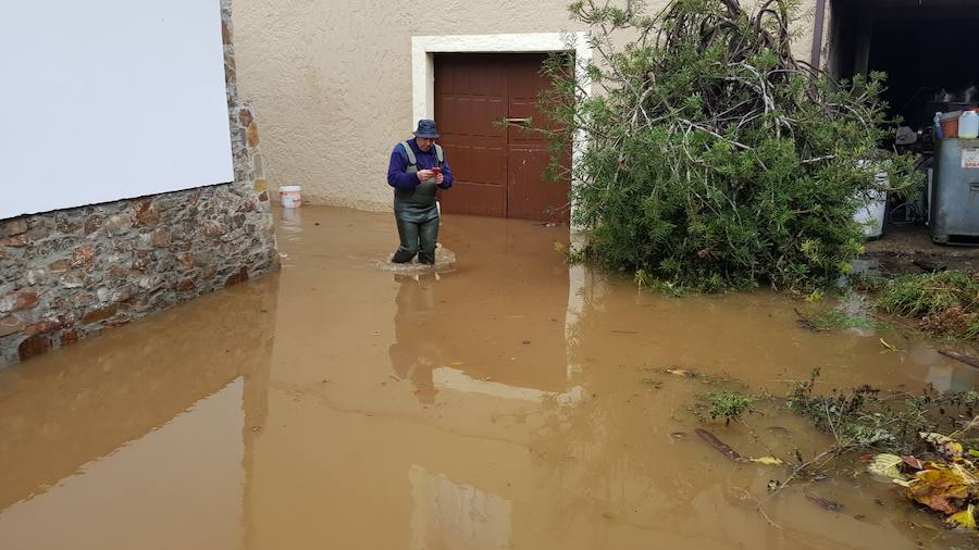 Las fuertes lluvias provocan el desbordamiento de estos dos ríos