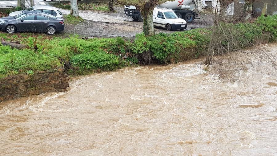 Las fuertes lluvias provocan el desbordamiento de estos dos ríos