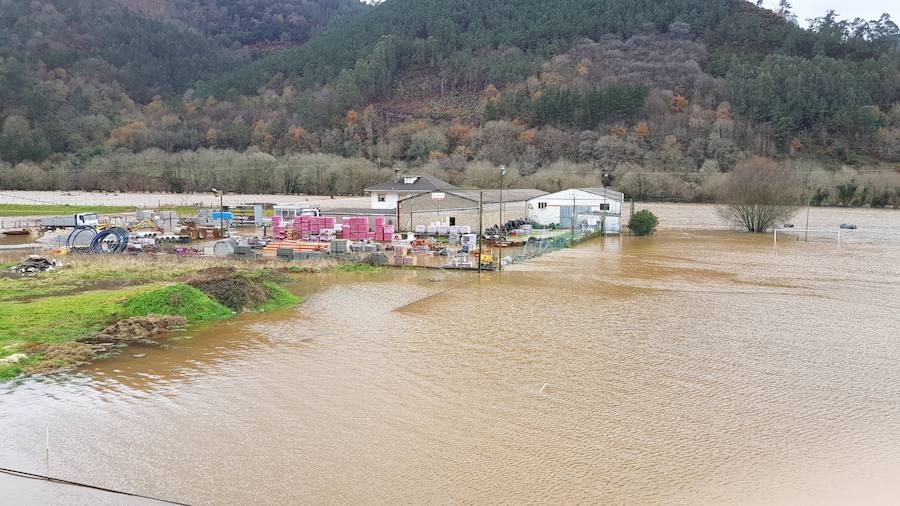 Las fuertes lluvias provocan el desbordamiento de estos dos ríos