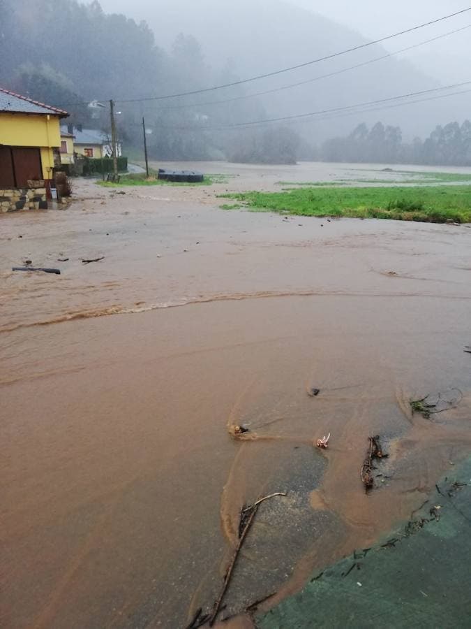 Las fuertes lluvias provocan el desbordamiento de estos dos ríos