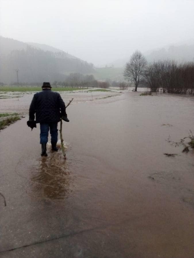 Las fuertes lluvias provocan el desbordamiento de estos dos ríos