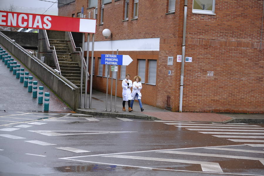 Medio centenar de personas son trasladadas a otros centros hospitalarios de la región ante la posibilidad de un desbordamiento de los ríos que inunde el hospital de Arriondas