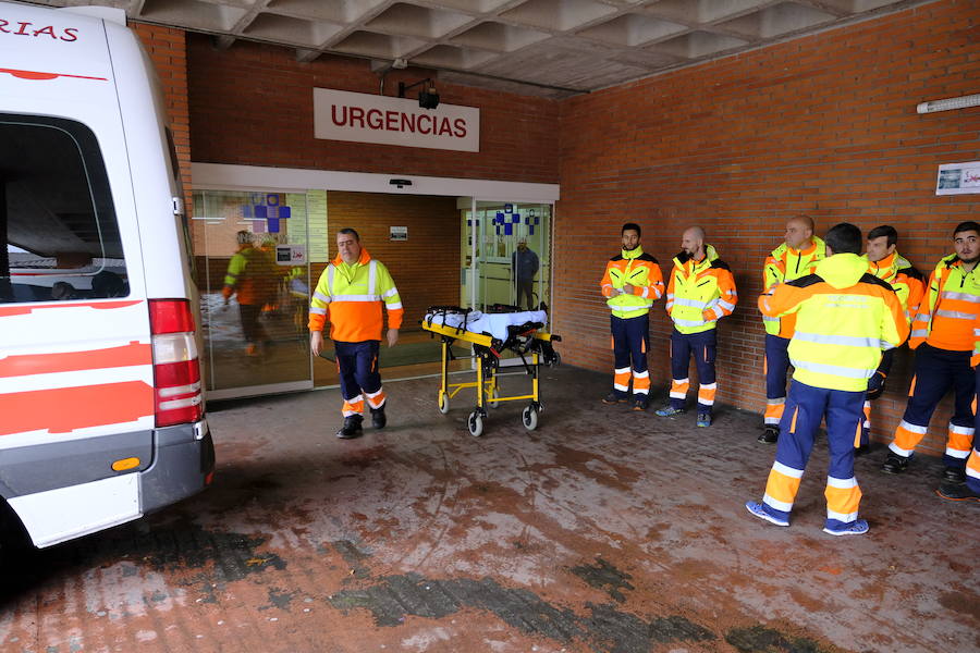 Medio centenar de personas son trasladadas a otros centros hospitalarios de la región ante la posibilidad de un desbordamiento de los ríos que inunde el hospital de Arriondas