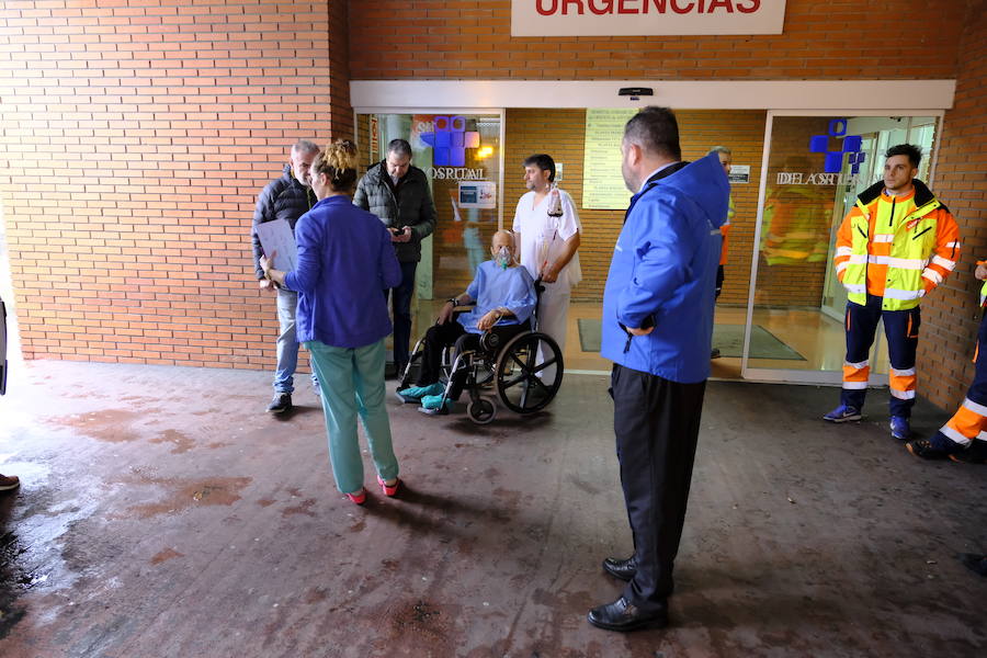 Medio centenar de personas son trasladadas a otros centros hospitalarios de la región ante la posibilidad de un desbordamiento de los ríos que inunde el hospital de Arriondas