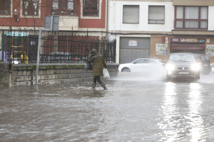 El río Linares se ha desbordado a su paso por La Barquerina obligando a cortar la circulación por la zona. Es alguno de los múltiples incidentes que registra la villa