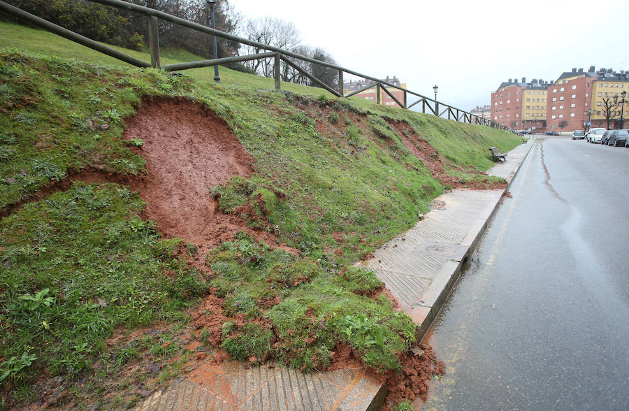 Fotos: La lluvia se ceba con la capital asturiana