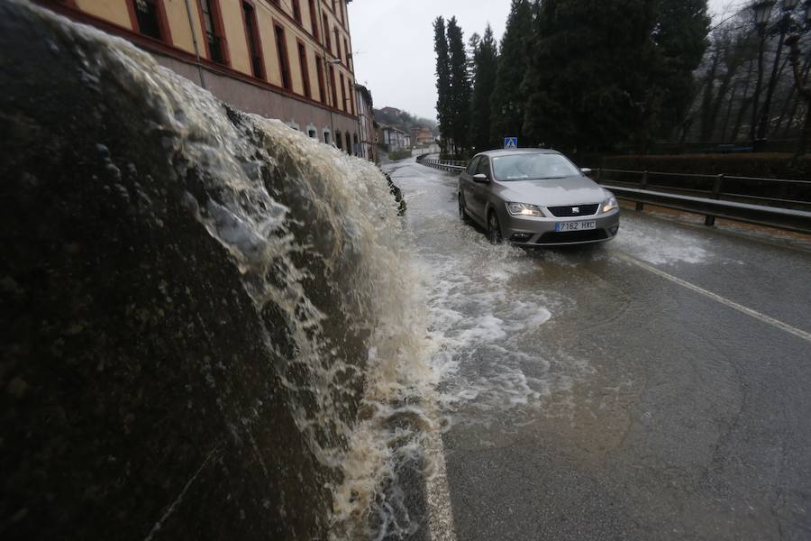 Cuatro muertos, calles anegadas por toda la región, cortes de varias carreteras, centros educativos cerrados y la evacuación preventiva de la central térmica de Lada, entre los múltiples incidentes de las inundaciones.