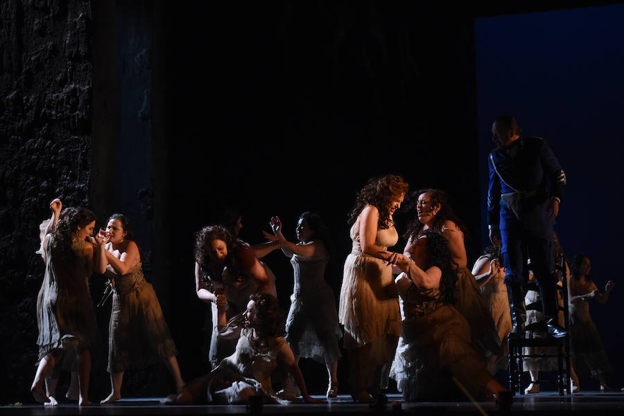 La temporada de Ópera de Oviedo llega a su fin y lo hace con una de las obras cumbre de la música. 'Carmen', la gran composición de Bizet, regreso esta tarde al Campoamor de mano del Teatro de la Ópera Alemana en el Rin.