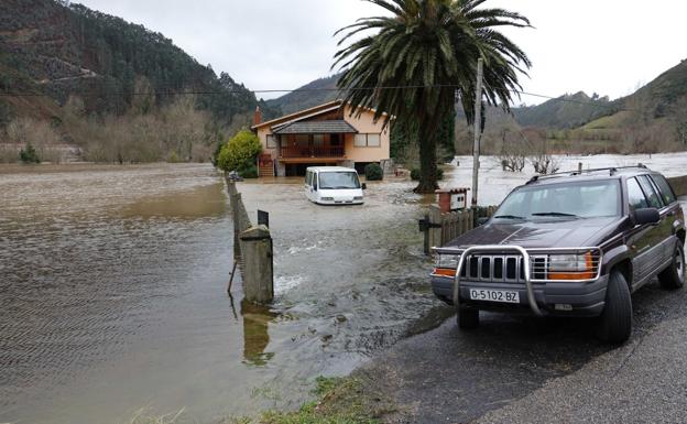 Imagen. El río Sella se desbordó en la localidad de Santianes, en el concejo de Ribadesella, causando daños en las propiedades de los vecinos. 