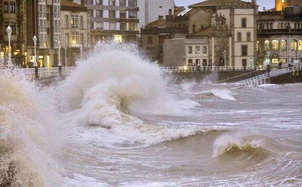 Olas en San Lorenzo, donde alcanzaron los siete metros. :: ARNALDO GARCÍA