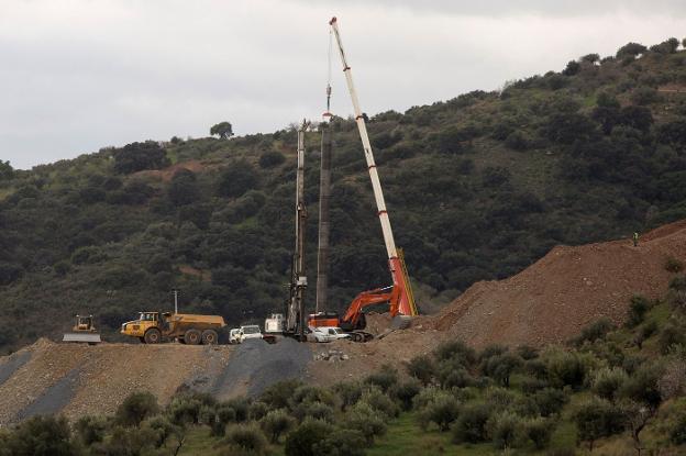 La excavadora trabaja ayer en el pozo para poder instalar el encamisado. 