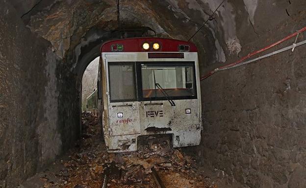 Ferrocarril descarrilado entre Vega de Anzo y Santa María de Grado.