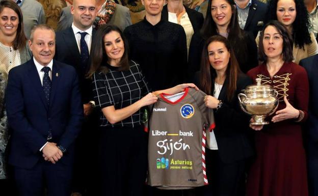 La reina Letizia recibe en audiencia este jueves en el Palacio de La Zarzuela a una representación de Club Balonmano La Calzada Mavi Nevas Tecnologías de Gijón, campeón de la 39 edición de la Copa de la reina.