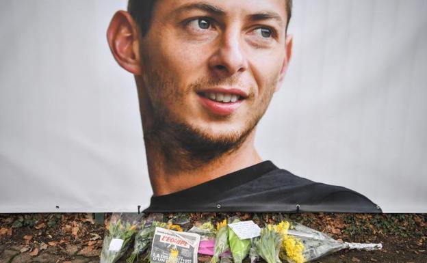 Flores y un ejemplar de 'L'Equipe', bajo un retrato de Emiliano Sala en Nantes. 