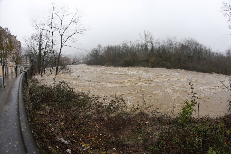 La crecida del río paralizó la central térmica de Lada y mantiene a una gran preocupación entre los vecinos de las Cuencas.