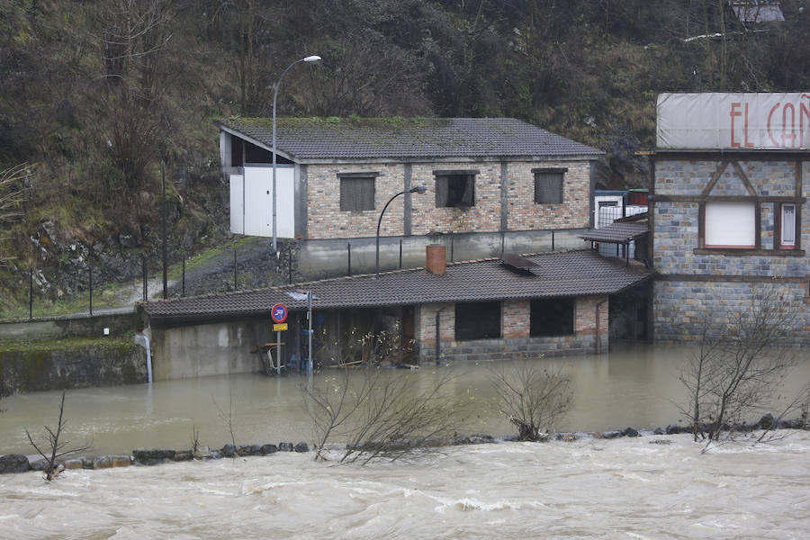 La crecida del río paralizó la central térmica de Lada y mantiene a una gran preocupación entre los vecinos de las Cuencas.