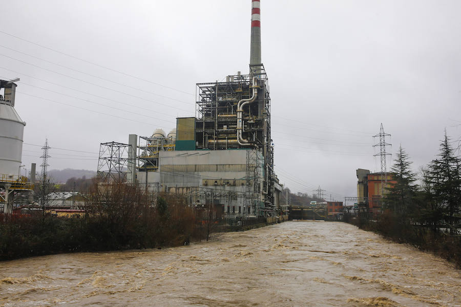 La crecida del río paralizó la central térmica de Lada y mantiene a una gran preocupación entre los vecinos de las Cuencas.
