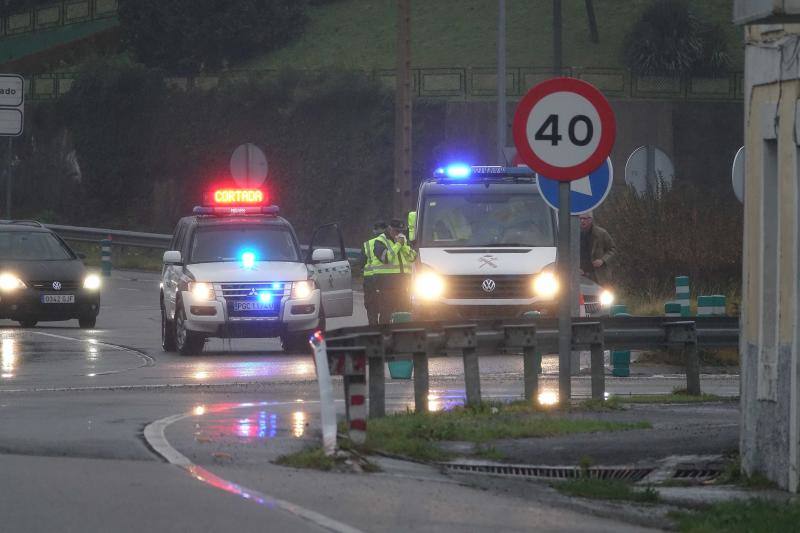 El Sella, desbordado en diferentes puntos, ha obligado a cortar al tráfico la carretera nacional 634 desde la localidad riosellana de Llovio hasta la capital parraguesa