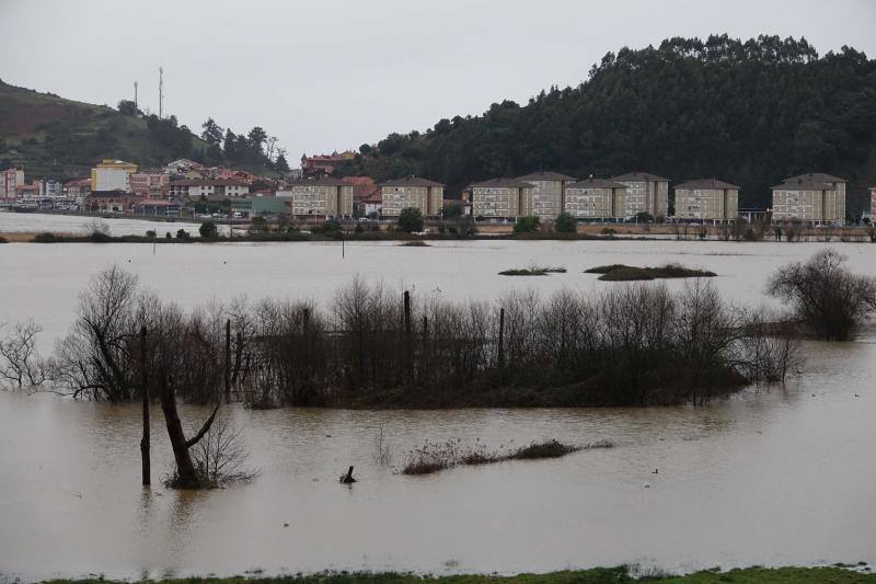 El Sella, desbordado en diferentes puntos, ha obligado a cortar al tráfico la carretera nacional 634 desde la localidad riosellana de Llovio hasta la capital parraguesa