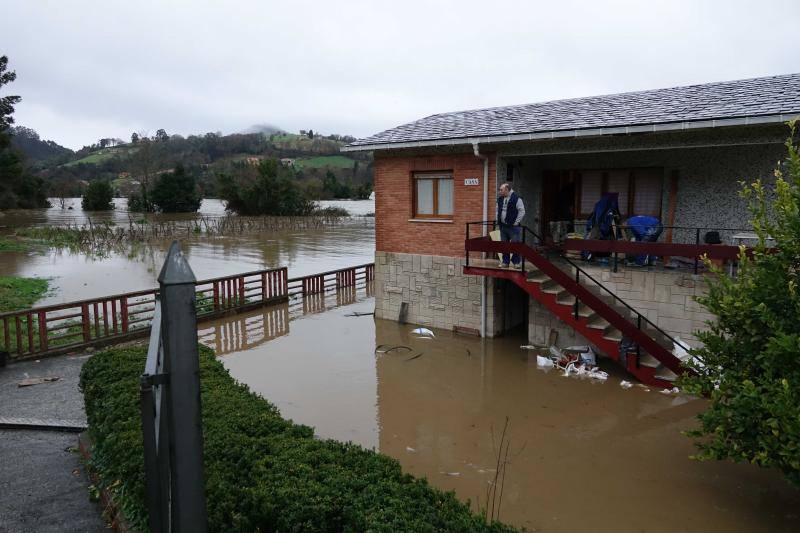 El Sella, desbordado en diferentes puntos, ha obligado a cortar al tráfico la carretera nacional 634 desde la localidad riosellana de Llovio hasta la capital parraguesa