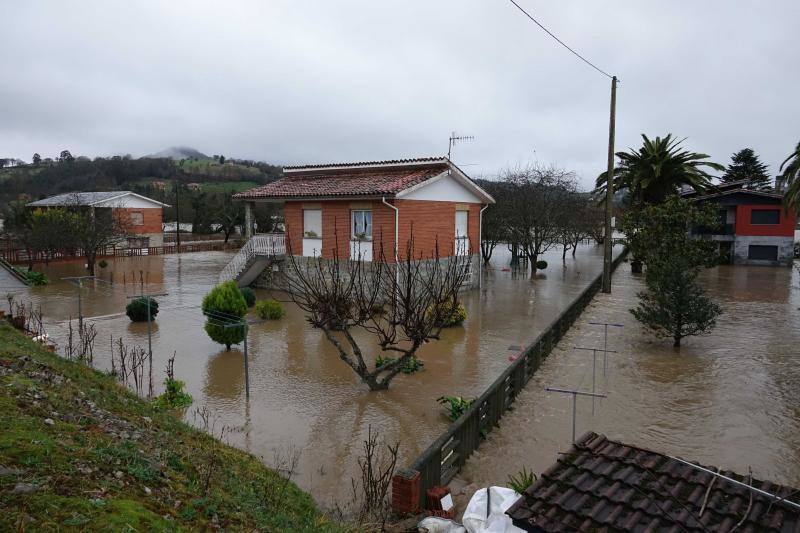 El Sella, desbordado en diferentes puntos, ha obligado a cortar al tráfico la carretera nacional 634 desde la localidad riosellana de Llovio hasta la capital parraguesa