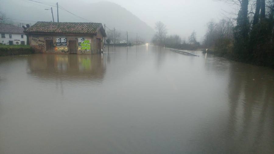 El Sella, desbordado en diferentes puntos, ha obligado a cortar al tráfico la carretera nacional 634 desde la localidad riosellana de Llovio hasta la capital parraguesa