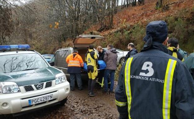 El operativo de rescate, introduciendo el cadáver en el coche funerario. :: D. S. F.