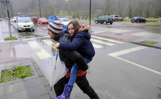 Las inundaciones obligan a suspender las clases en 23 centros educativos