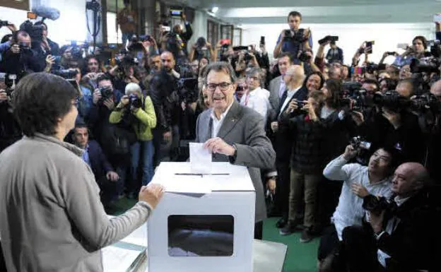 El expresidente de la Generalitat Artur Mas vota en la consulta del 9 de noviembre de 2014 