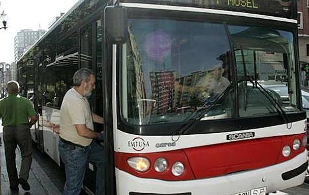 Un conductor de EMTUSA salva la vida a un joven de 15 años que se atragantó con un regaliz en Gijón