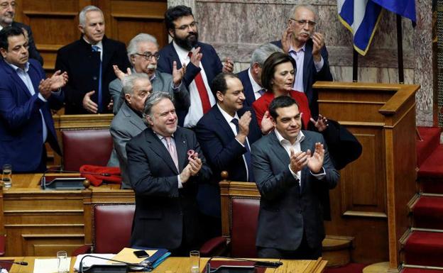 El primer ministro de Grecia, Alexis Tsipras, aplaude la decisión junto al resto de su gobierno.