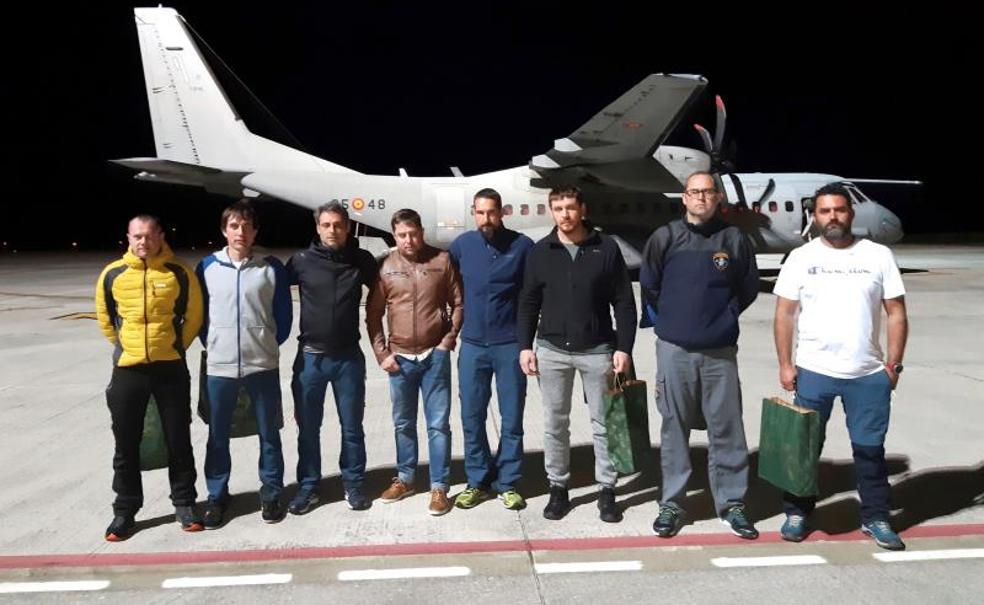 Los ocho integrantes de la Brigada de Salvamento Minero que han participado en el rescate del pequeño Julen han regresado esta noche a Asturias a bordo de un avión militar que les ha trasladado desde Málaga. 