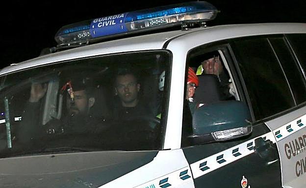 Desolación y abrazos entre los miembros del equipo de rescate de Julen