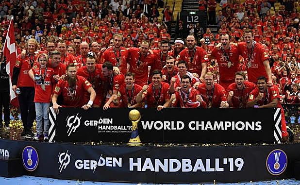 La selección danesa celebrando la victoria en el mundial de balonmano