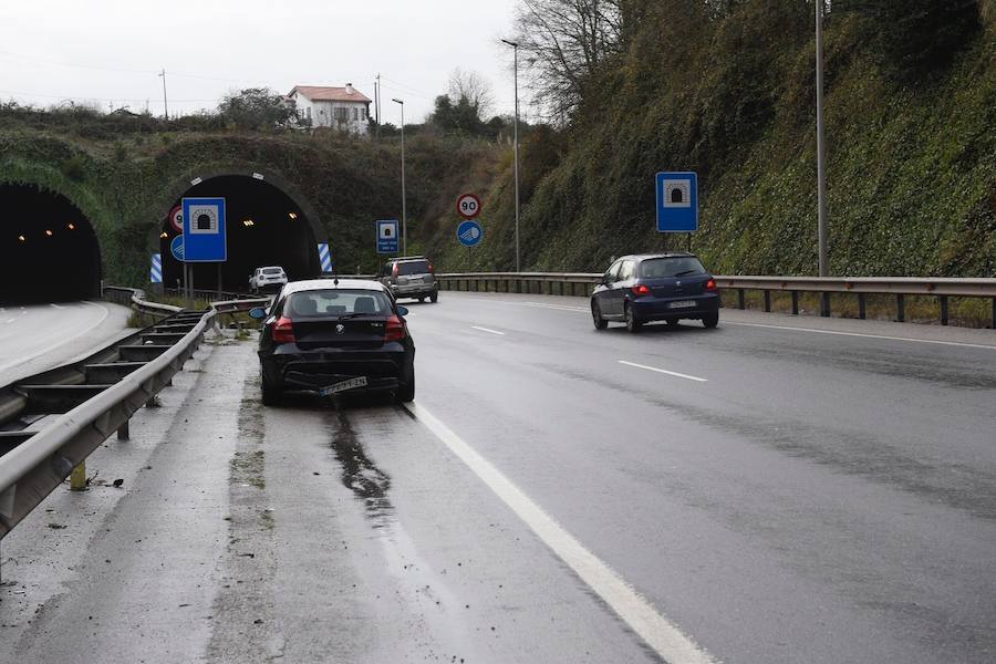 Varios vehículos se han visto implicados en un accidente registrado en las inmediaciones de los túneles de La Bolgachina, en la ronda exterior de Oviedo, en dirección León. La lluvia parece ser la causa de esta colisión. 