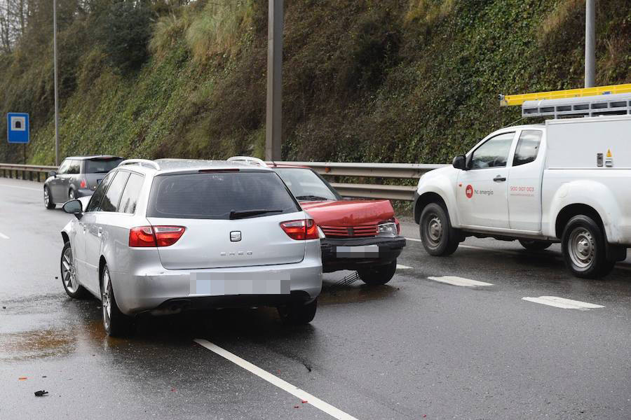 Varios vehículos se han visto implicados en un accidente registrado en las inmediaciones de los túneles de La Bolgachina, en la ronda exterior de Oviedo, en dirección León. La lluvia parece ser la causa de esta colisión. 