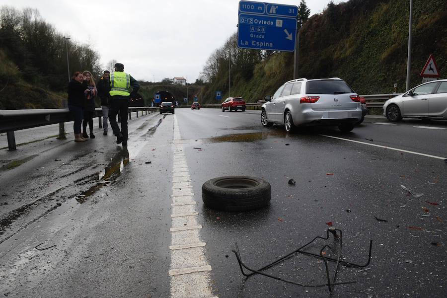 Varios vehículos se han visto implicados en un accidente registrado en las inmediaciones de los túneles de La Bolgachina, en la ronda exterior de Oviedo, en dirección León. La lluvia parece ser la causa de esta colisión. 