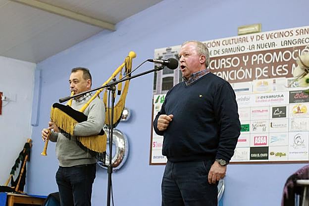 Manuel Roza Llera, acompañado a la gaita por Valentín Fuente. 