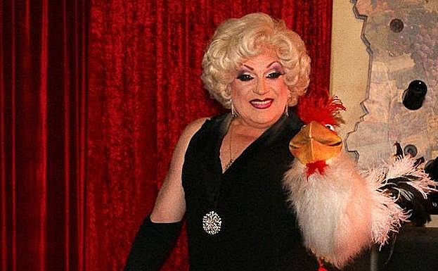 Imagen principal - A sus 67 años, Pedro Albillos ya está jubilado, pero sigue actuado en ocasiones especiales por puro placer.