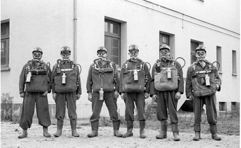Seis miembros de la Brigada de Salvamento Minero del Nalón totalmente equipados en los años cincuenta. 