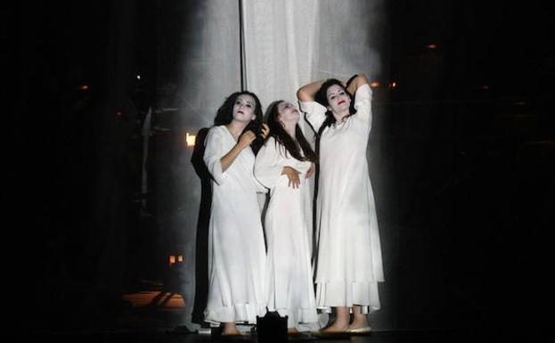 La impactante Carmina Burana de La Fura llega a Gijón