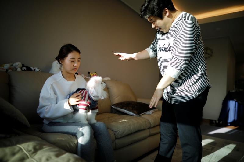 Sucede en Corea del Sur. Un país donde la industria en relación a los animales de compañía ha crecido impulsada por los mismos factores que han hecho descender la tasa de natalidad al nivel más bajo del mundo: el elevado coste de la educación y la vivienda y las jornadas laborales extremadamente largas. Los hogares que poseen mascotas aumentaron un 28 % en 2018. Las ofertas de las compañías para su cuidado incluyen dietas personalizadas, sesiones fotográficas y hasta funerales.